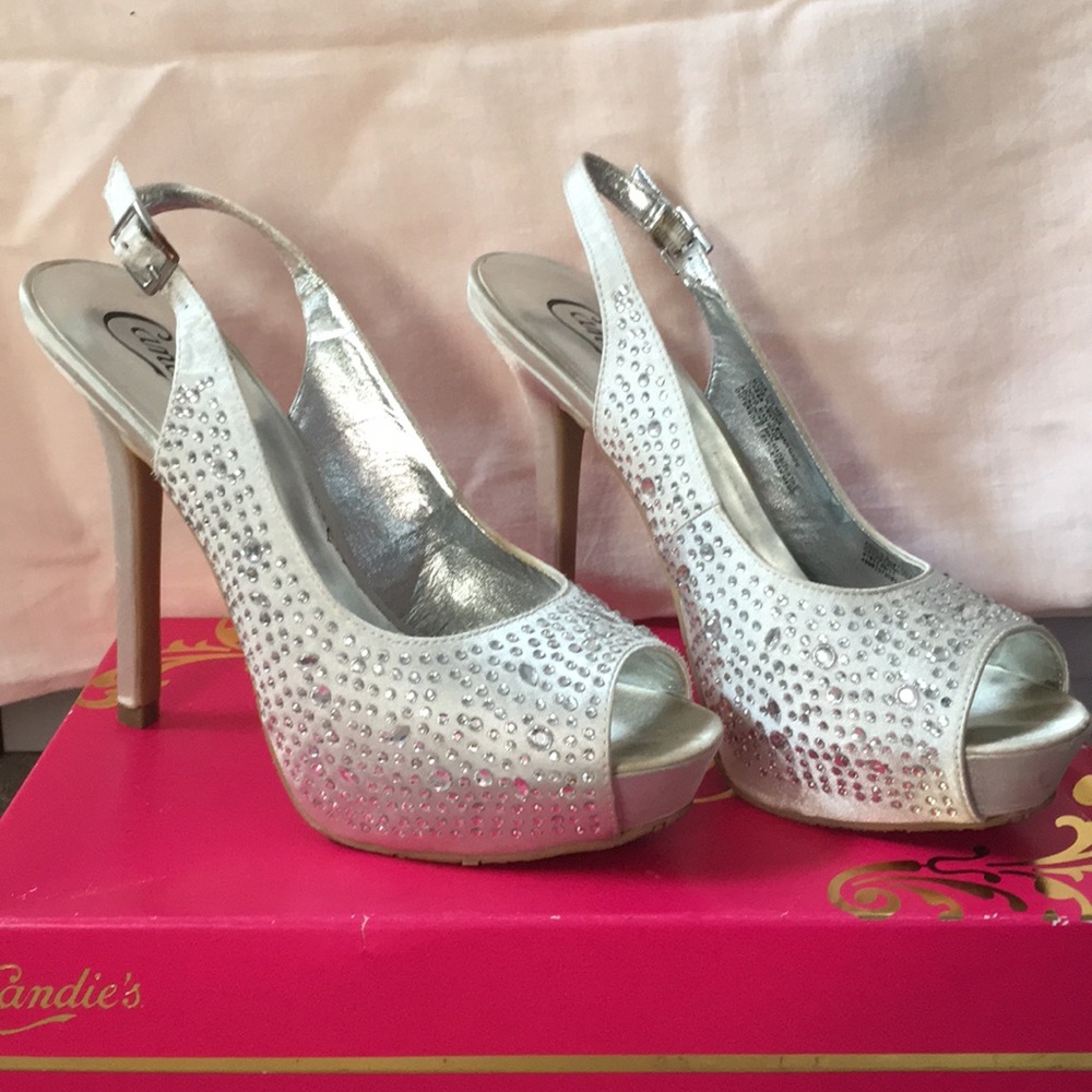 Silver Heels - Picture 4 of 7